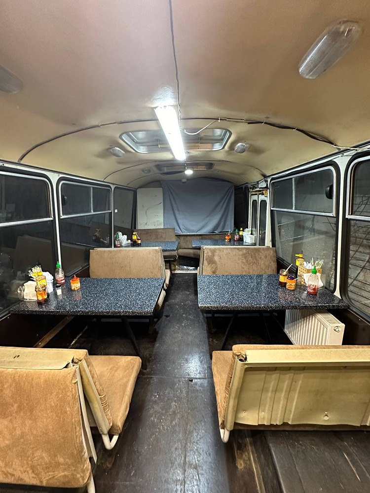 В Москве открылось вьетнамское кафе, расположенное в обычном автобусе