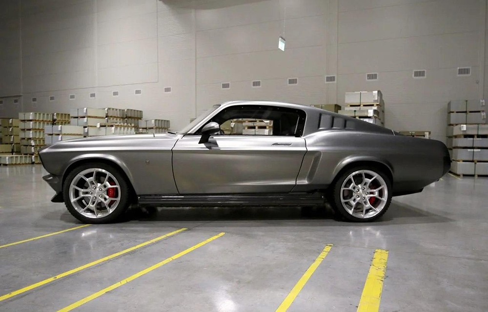 В Москве можно приобрести уникальную Tesla Model S, стилизованную под классический Ford Mustang