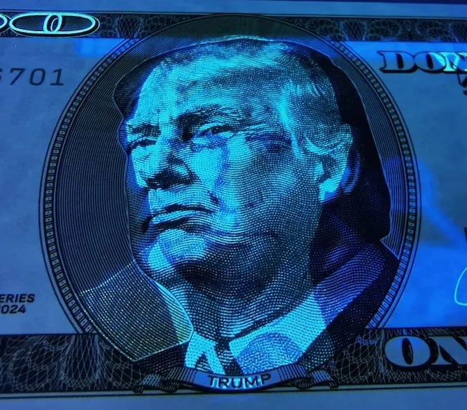 В России появились в продаже «доллары», на которых изображён Дональд Трамп, превращающийся в Владимира Путина