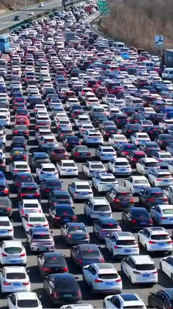 В канун Нового года в Китае образовались огромные пробки на дорогах и длинные очереди на вокзалах