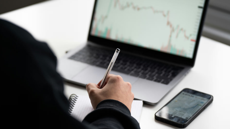 Новый биткоин-ETF обещает 100-процентную защиту от падения цен. Вот как это работает