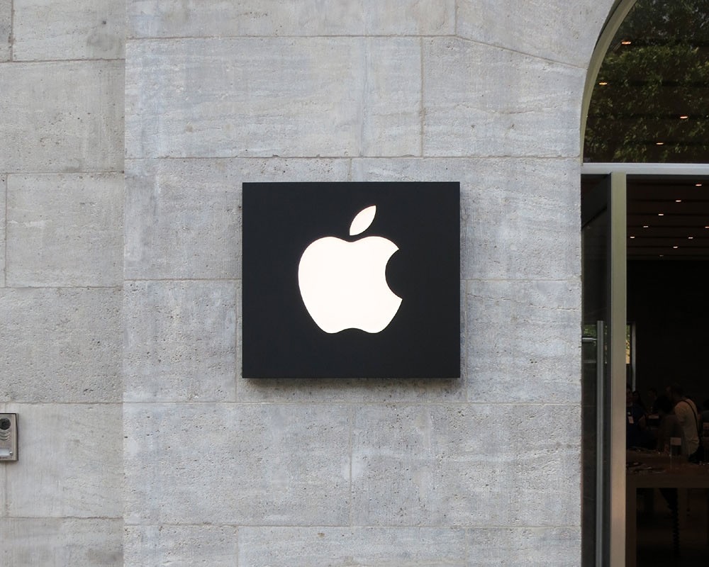 После того как аналитики дали оптимистичный прогноз по продажам, акции Apple начали расти. Это свидетельствует о возможном восстановлении спроса на iPhone