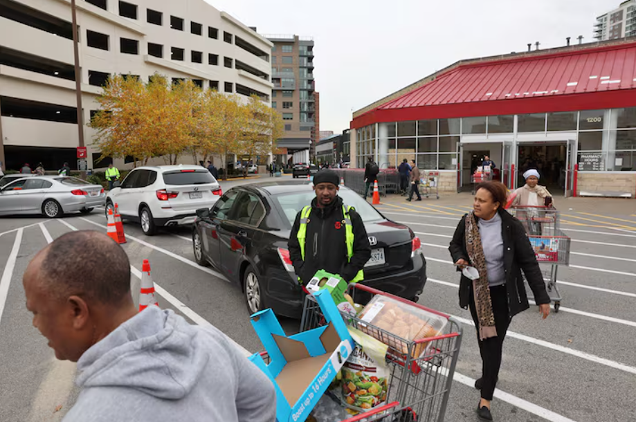 Потребительское доверие в США упало до четырехмесячного минимума