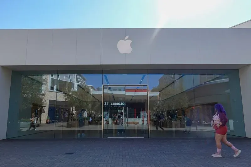 Вероятно, продажи Apple будут снижаться из-за проблем с внедрением технологий искусственного интеллекта и растущей конкуренции со стороны китайских производителей