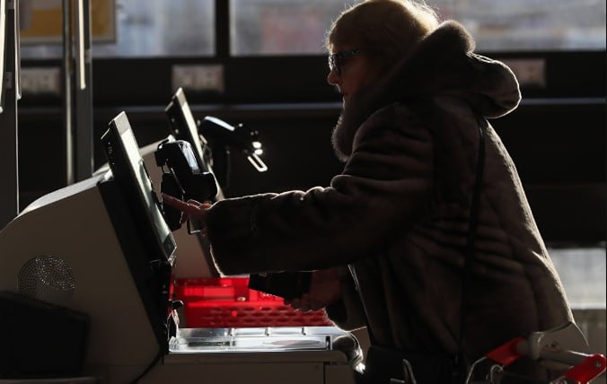 Алкоголь по биометрии начнут продавать в России в этом году