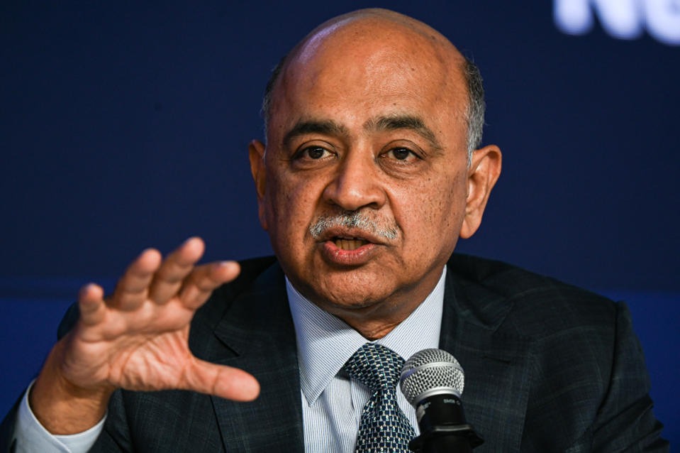 Специалисты по анализу пересматривают ориентировочные цены на акции IBM, поскольку стоимость ценных бумаг достигла максимального значения