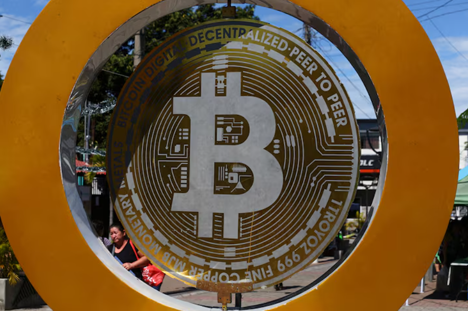 Биткоин опустился ниже 100 000 долларов, достигнув минимума за 11 дней на фоне распродажи акций