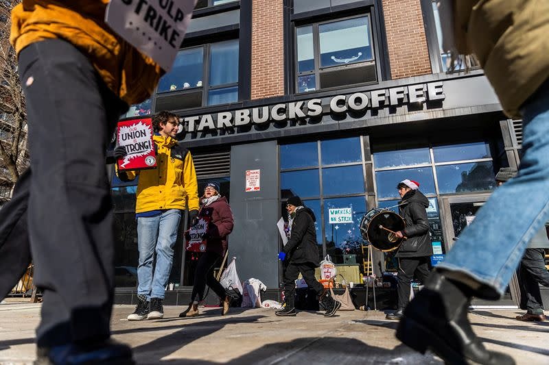 Starbucks и профсоюз пришли к соглашению о привлечении третьей стороны для обсуждения условий контракта