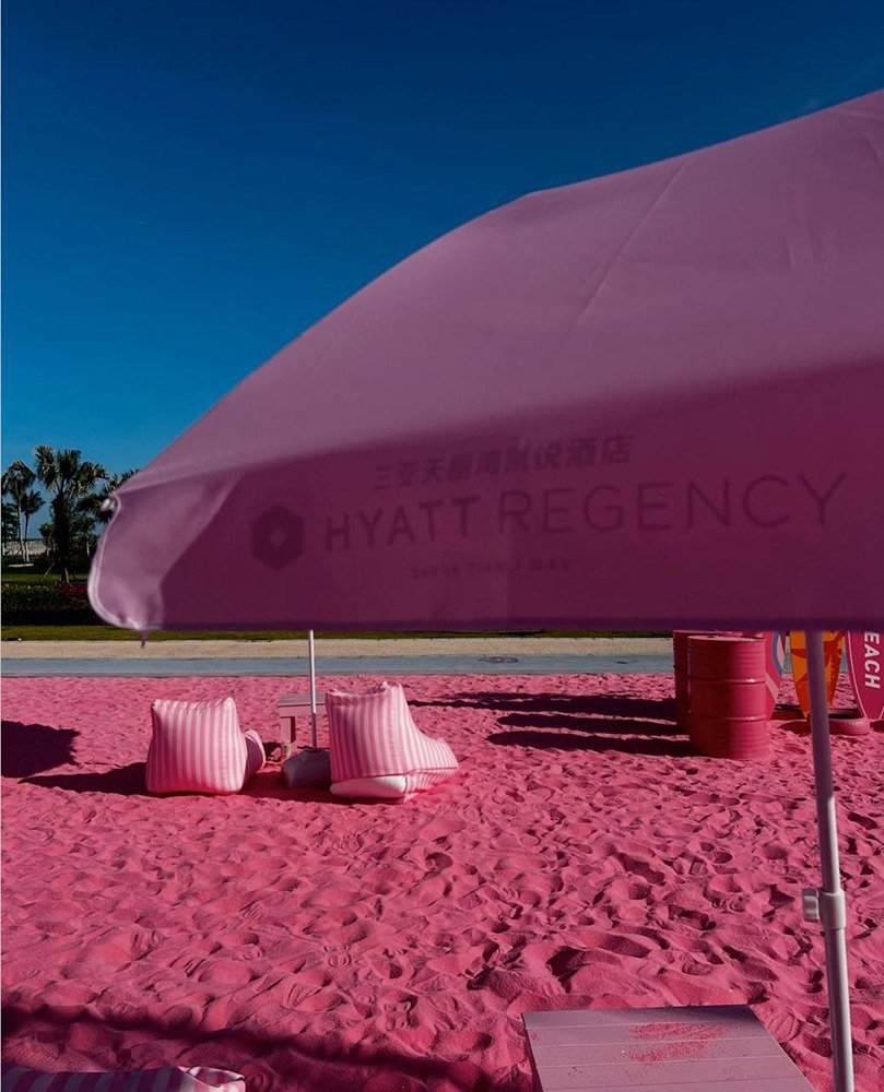 В отеле Hyatt на круглогодичном курорте Санья в Китае открылся пляж с розовым песком