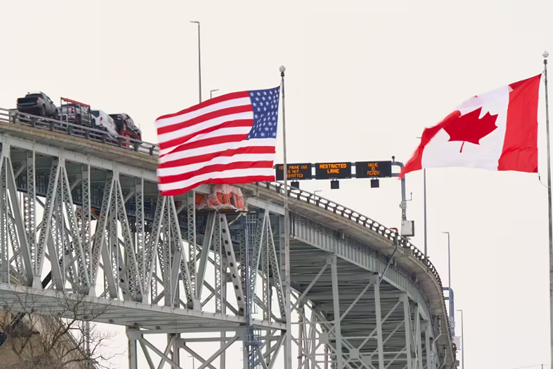 Трамп приостанавливает введение тарифов на товары из Мексики и Канады на месяц, но его угрозы напугали почти всех