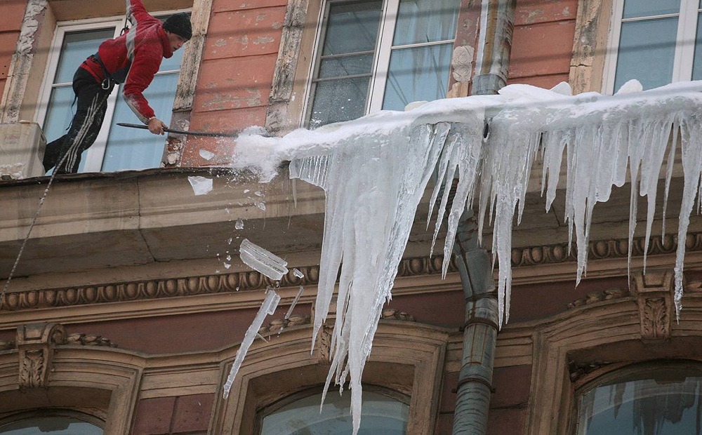 Управляющие компании могут быть оштрафованы на сумму до 300 тысяч рублей за неубранные сугробы и сосульки