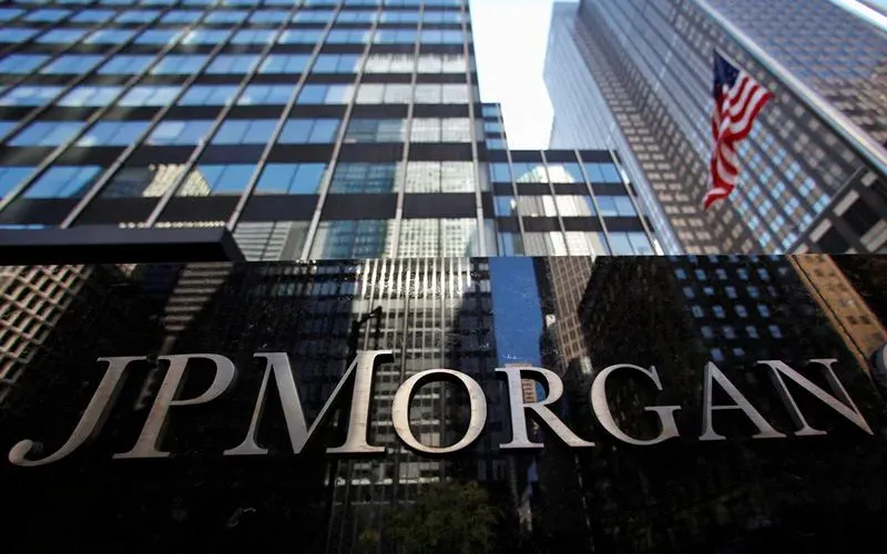 В одном из внутренних документов JPMorgan сообщается о том, что компания планирует пригласить на работу руководителя высшего звена из конкурирующей организации Goldman для усиления своего подразделения, предоставляющего бизнес-услуги