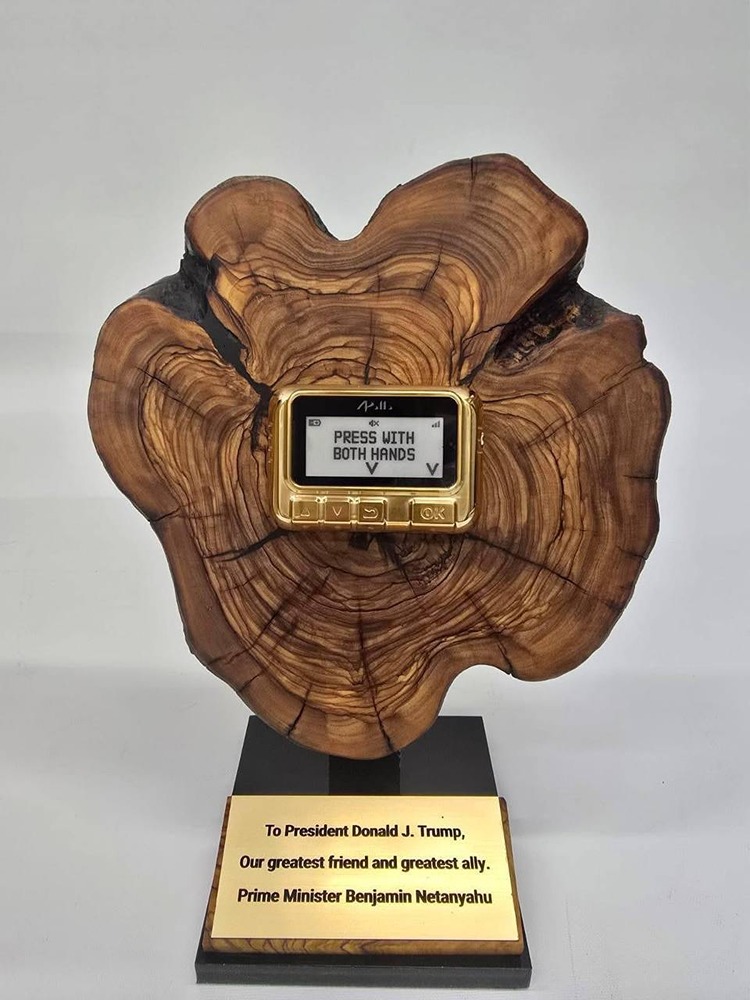 В сети появилось фото золотого пейджера, который был подарен Дональду Трампу