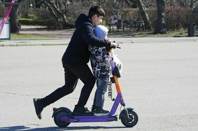 В России нашли способ борьбы с подростками, которые ездят на электросамокатах