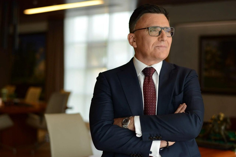 Согласно сообщениям в прессе, наследник руководителя «Газпром-медиа» и бывшего руководителя Роскомнадзора стал жертвой аферистов, которые путём обмана присвоили себе 65 миллионов рублей