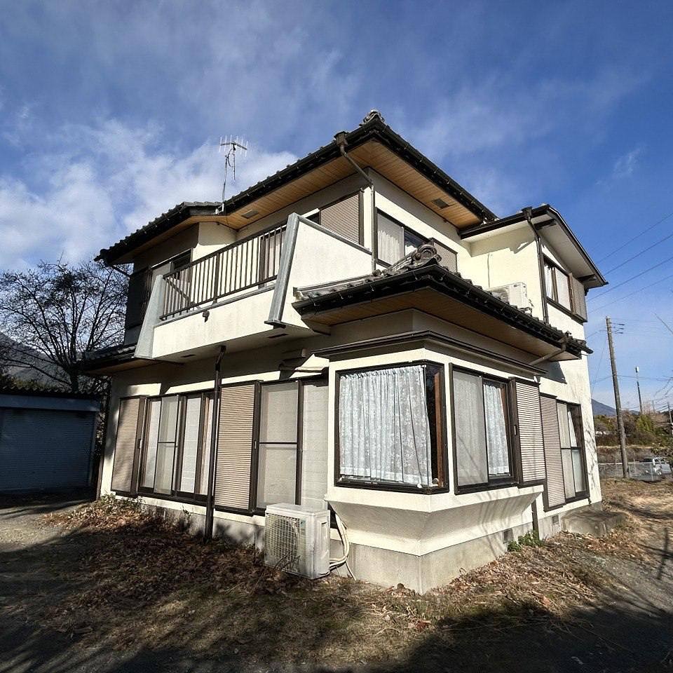 В Японии выставлен на продажу двухэтажный дом, из окон которого открывается вид на гору Фудзи