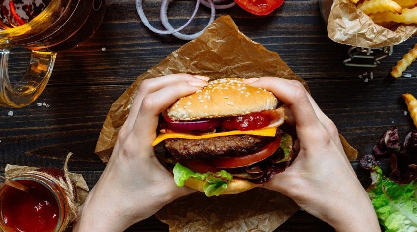  В 2024 году в России произошло заметное увеличение стоимости блюд быстрого питания