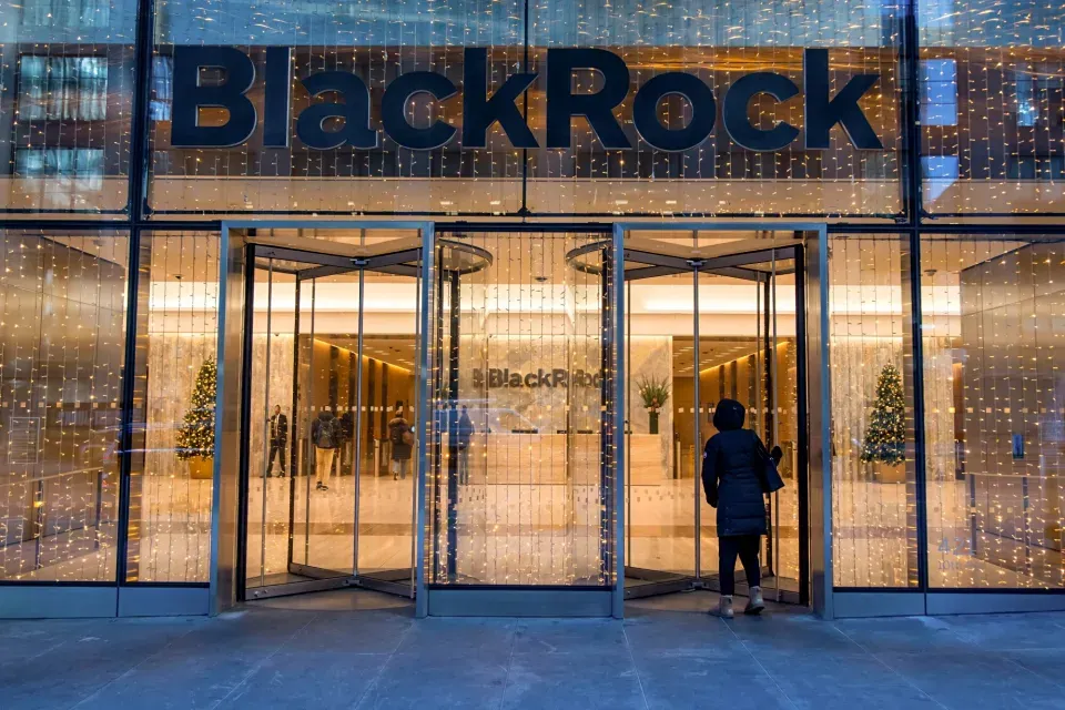 Компания BlackRock определила О. Обенаса на должность руководителя подразделения, занимающегося управлением активами с фиксированным доходом на развивающихся рынках