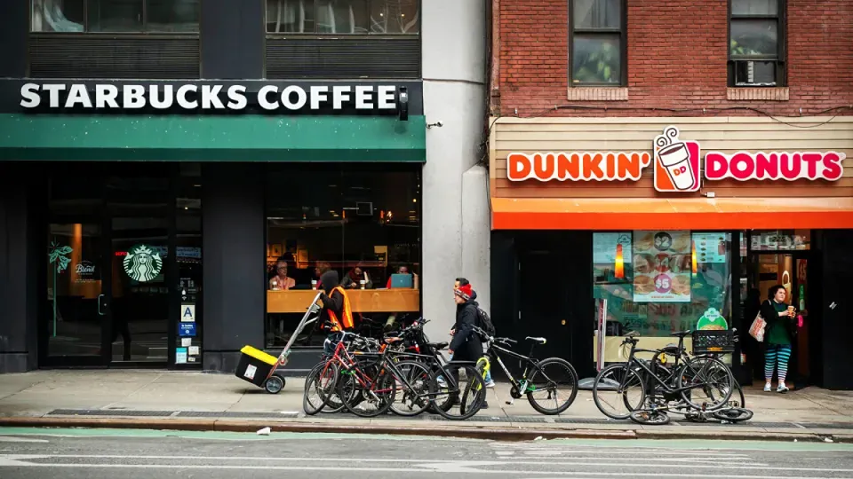 Starbucks дарит бесплатный кофе после просмотра рекламного ролика Dunkin' в рамках Супербоула LIX