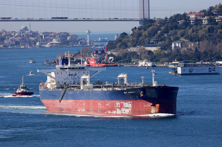 Санкции США способствуют накоплению российской и иранской нефти в танкерах, стимулируя рост цен.