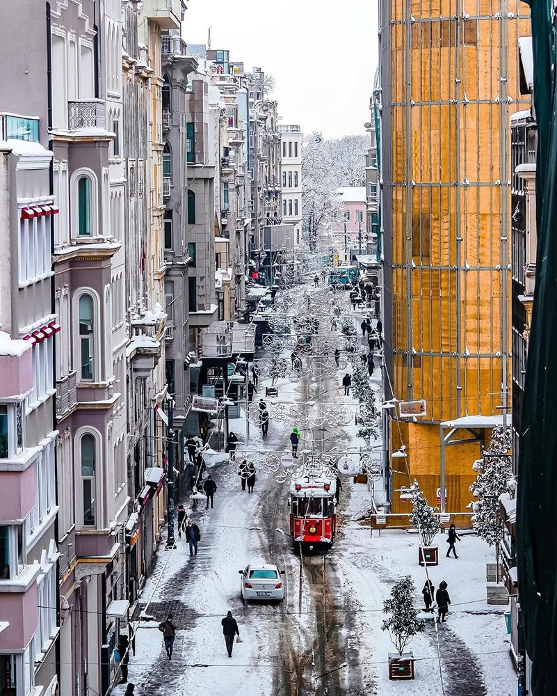 В Стамбуле идёт снегопад, и на видео можно наблюдать, как пешеходы оказывают помощь водителям в преодолении снежных заносов на дорогах