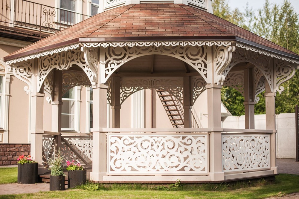 Как оформить беседку на загородном участке.
