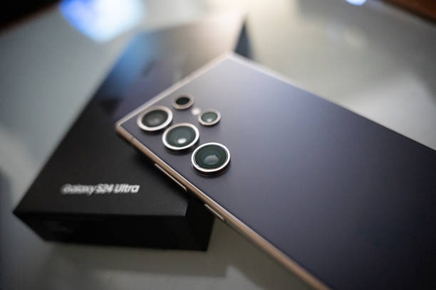 Поставки смартфонов в мире в 2024 году увеличились на 6,4%