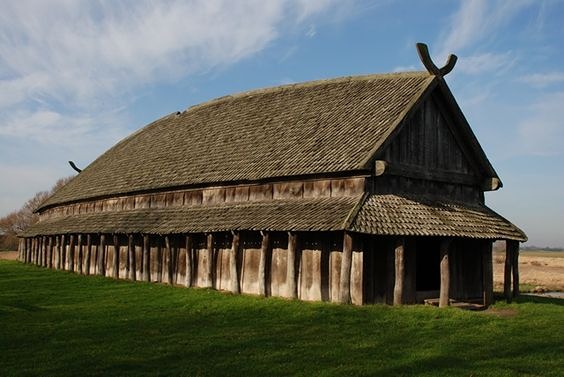 Любопытно, что жилища викингов не имели окон.