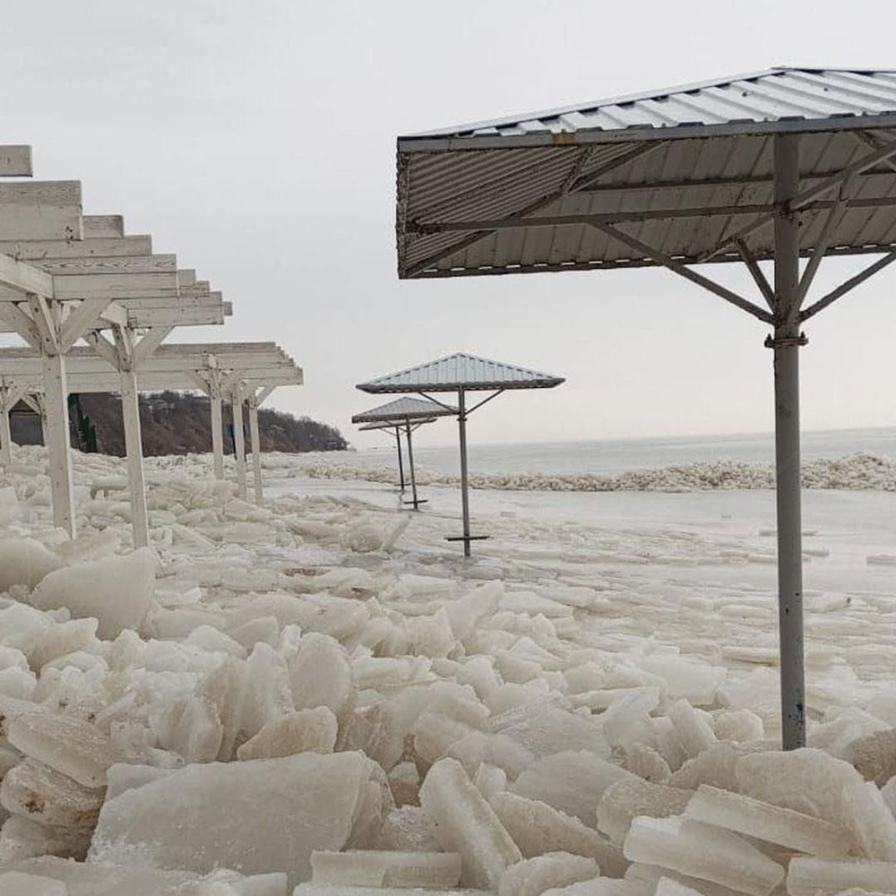 В Таганроге ледяной шторм обрушил на центральный пляж тысячи глыб, что привело к значительным повреждениям инфраструктуры