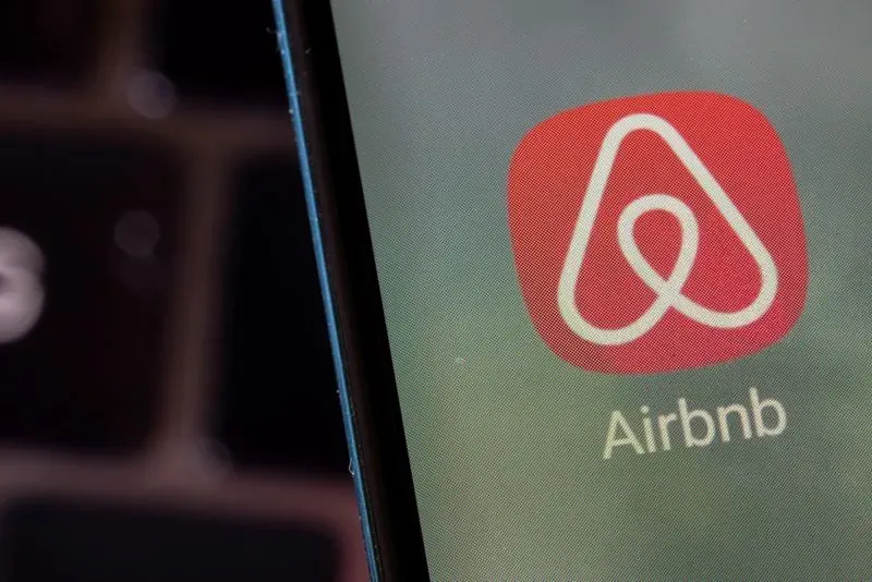 Airbnb корректирует свои ожидания на первый квартал, учитывая негативные тенденции на валютном рынке и предстоящие пасхальные праздники.