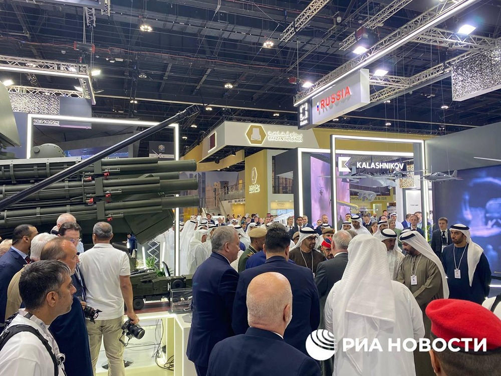 Глава Объединённых Арабских Эмиратов с неподдельным интересом изучил экспозицию России на выставке вооружений в Абу-Даби