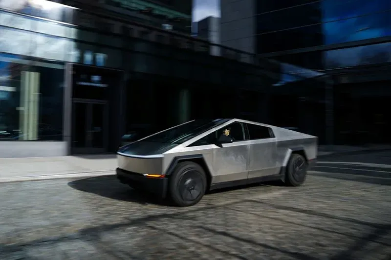 Авария, произошедшая с Cybertruck, вызвала беспокойство о качестве программного обеспечения Tesla, предназначенного для беспилотного вождения