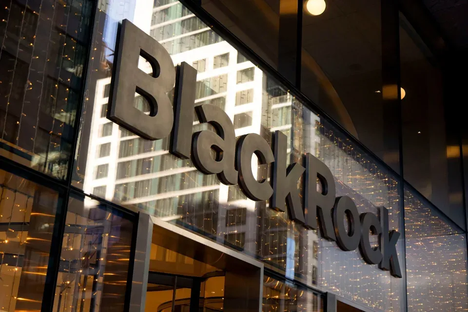 Фонд BlackRock отказывается от China Towers после просрочки кредита