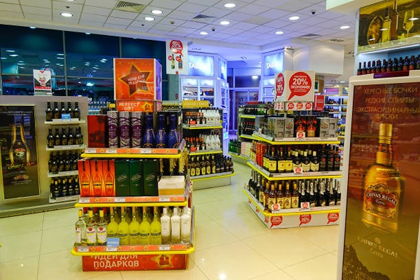 Продажи алкогольных коктейлей в России упали на 27,6%