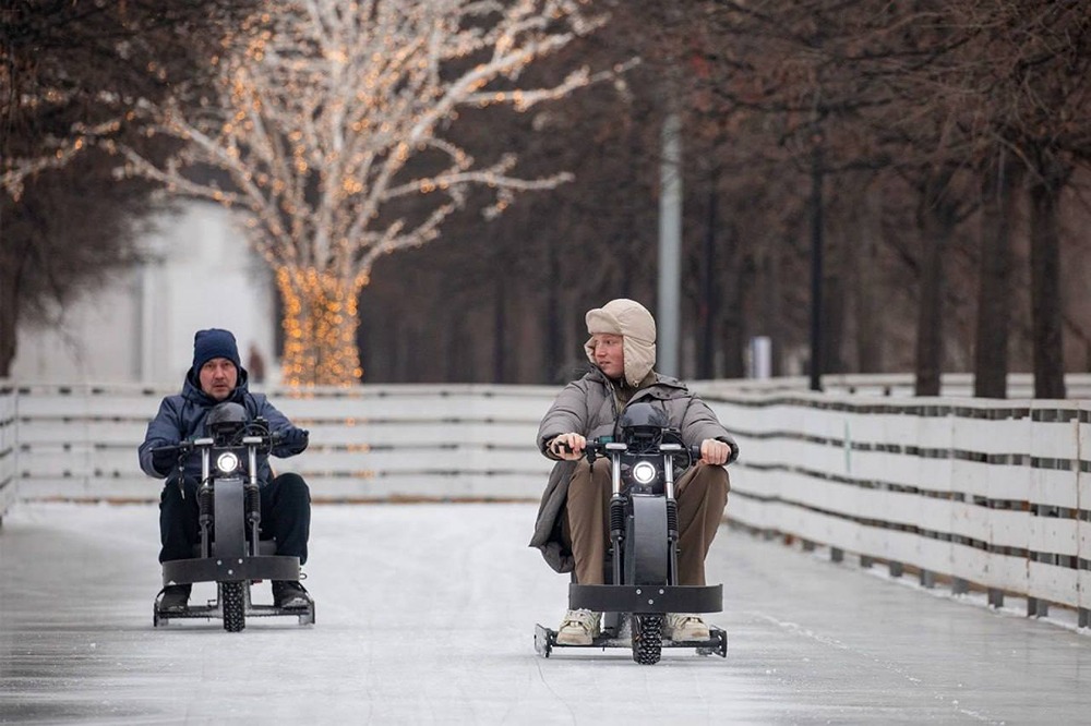 В Парке Горького теперь можно взять в аренду электровелосипед, предназначенный для езды по льду. Максимальная скорость такого транспорта — 25 километров в час