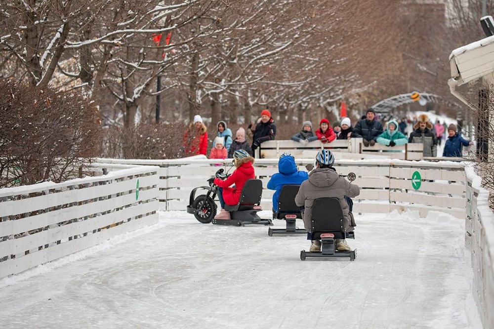 В парке Горького появились новые возможности для любителей велоспорта — теперь здесь можно прокатиться на необычных велосипедах, которые называются айс-чопперами
