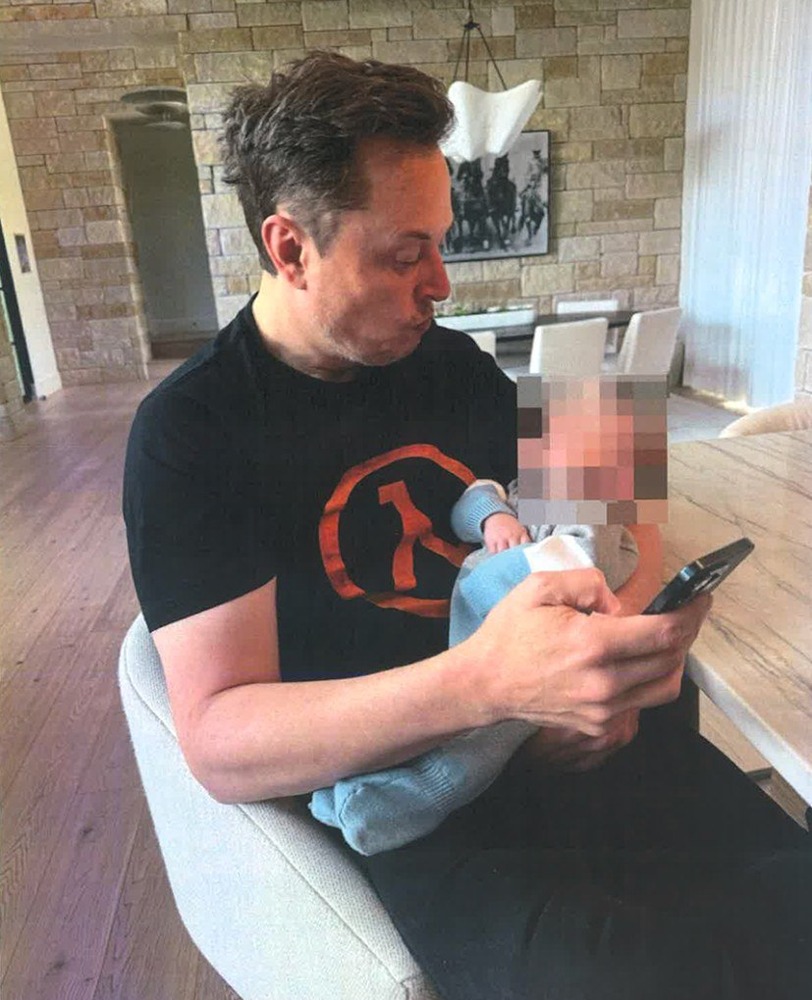 Эшли Сент-Клэр подала в суд на Илона Маска