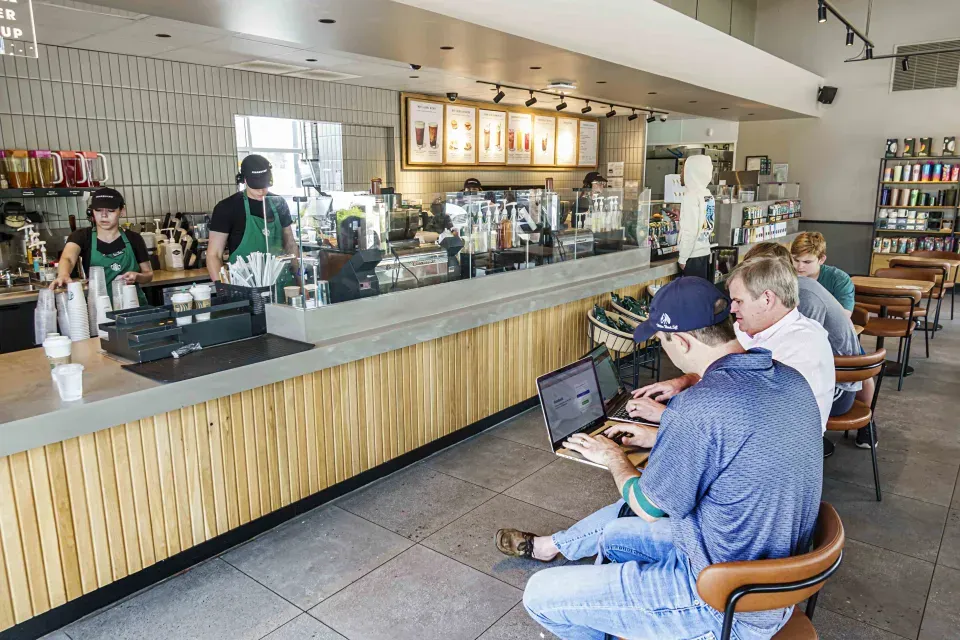 Starbucks проводит модернизацию своих заведений. Некоторые компании, работающие в этой сфере, уделяют больше внимания развитию формата Drive-Thru