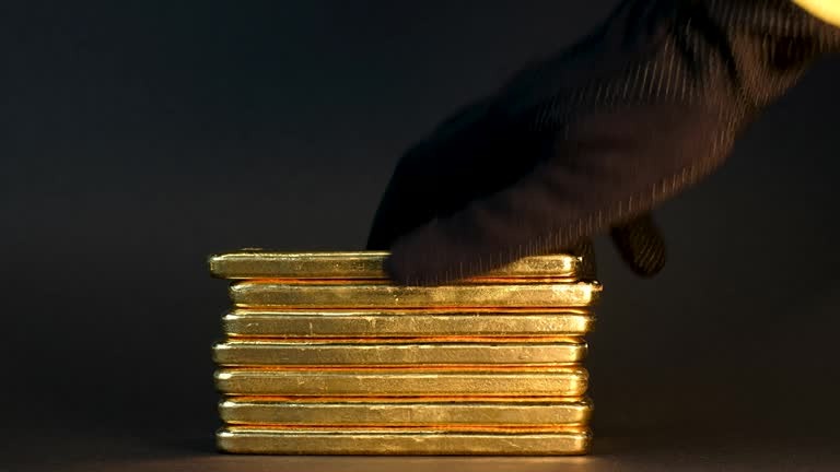 Золото отступает от максимумов