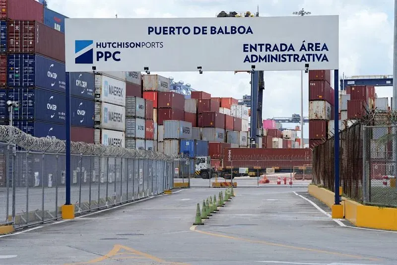 Китай требует от государственных компаний прекратить все сделки