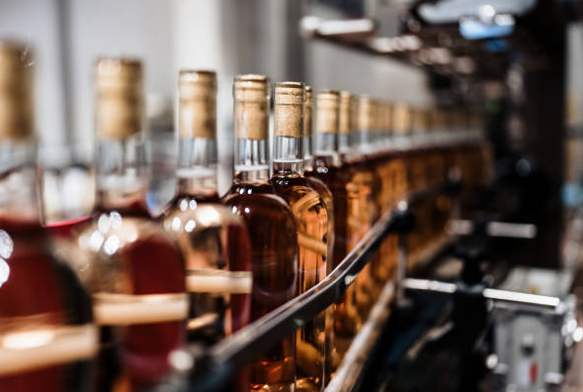 В чём причина улучшения результатов деятельности компании «Кристалл»?