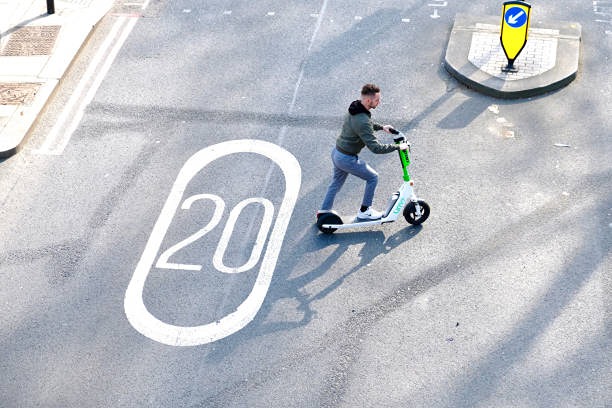 Почему в России ограничили скорость самокатов на тротуарах?