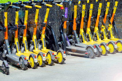 С какой скоростью можно ездить на электросамокатах на тротуарах? 