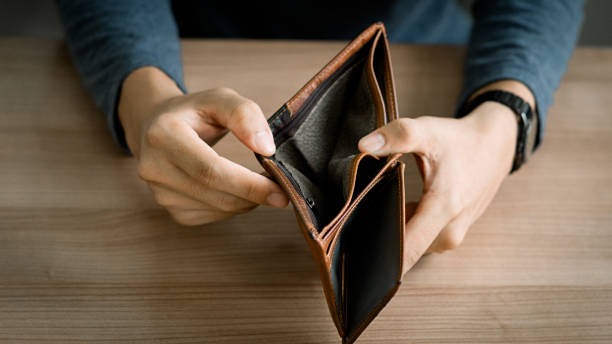 При какой задолженности могут возникнуть проблемы с выездом за границу?