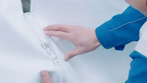 Где создали самозастёгивающуюся молнию?