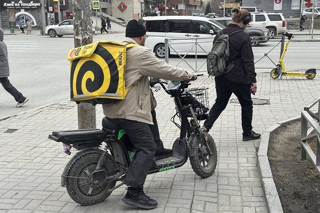 С какой скоростью разрешено передвигаться курьерам в Москве?