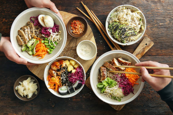 Какие товары можно заказать с доставкой из торговых центров Metro через приложения «Еды» и «Деливери»?