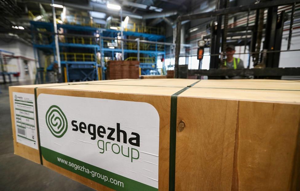 Как конкуренция и экономические меры влияют на продажи Segezha Group на международных рынках?