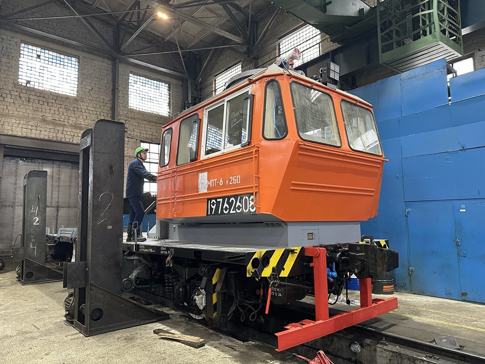 Ашинский метзавод продолжает обновление транспортного парка: в железнодорожный цех поступил мотовоз МПТ-6