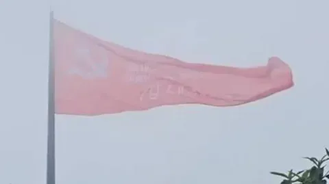 Гигантскую копию Знамени Победы подняли в Венесуэле